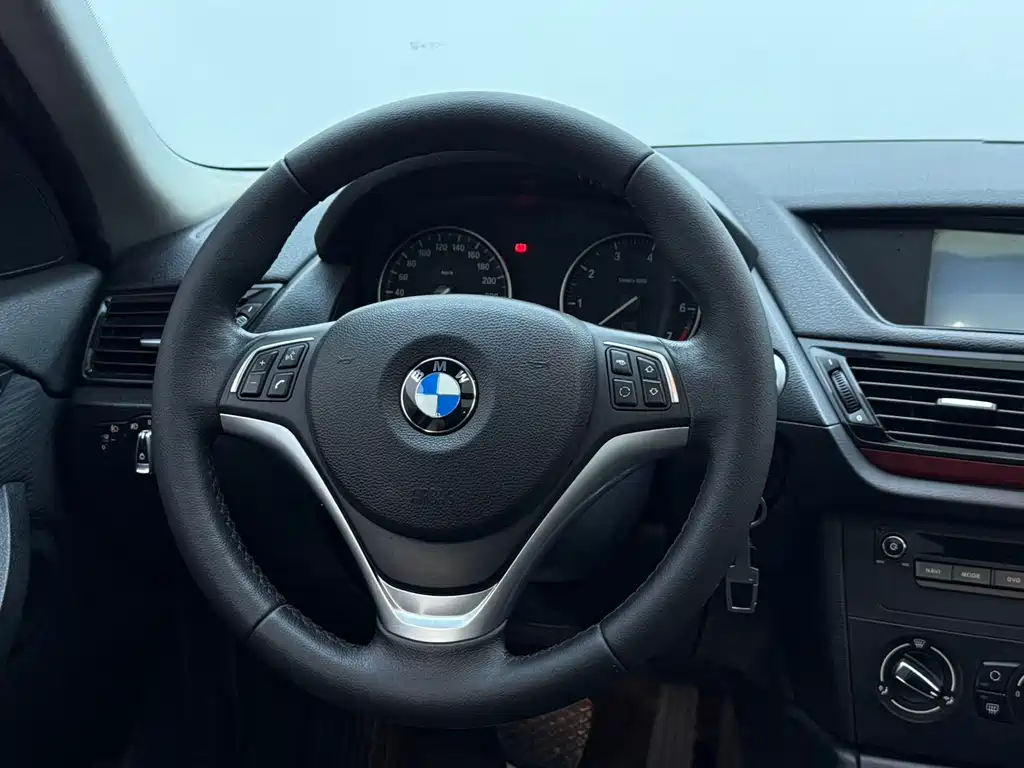 BMW X1 2015 — фото 8