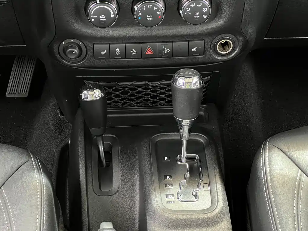 Jeep Wrangler 2016 — фото 18