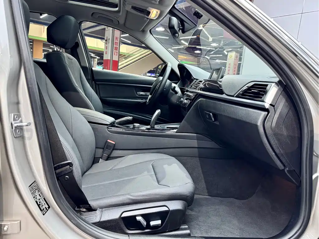 BMW 3 Series 2017 — фото 16