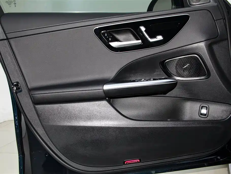 Mercedes-Benz C-Class 2025 — фото 16