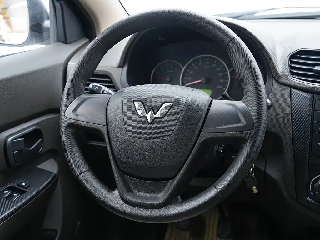 Wuling Hongguang 2015 — фото 25