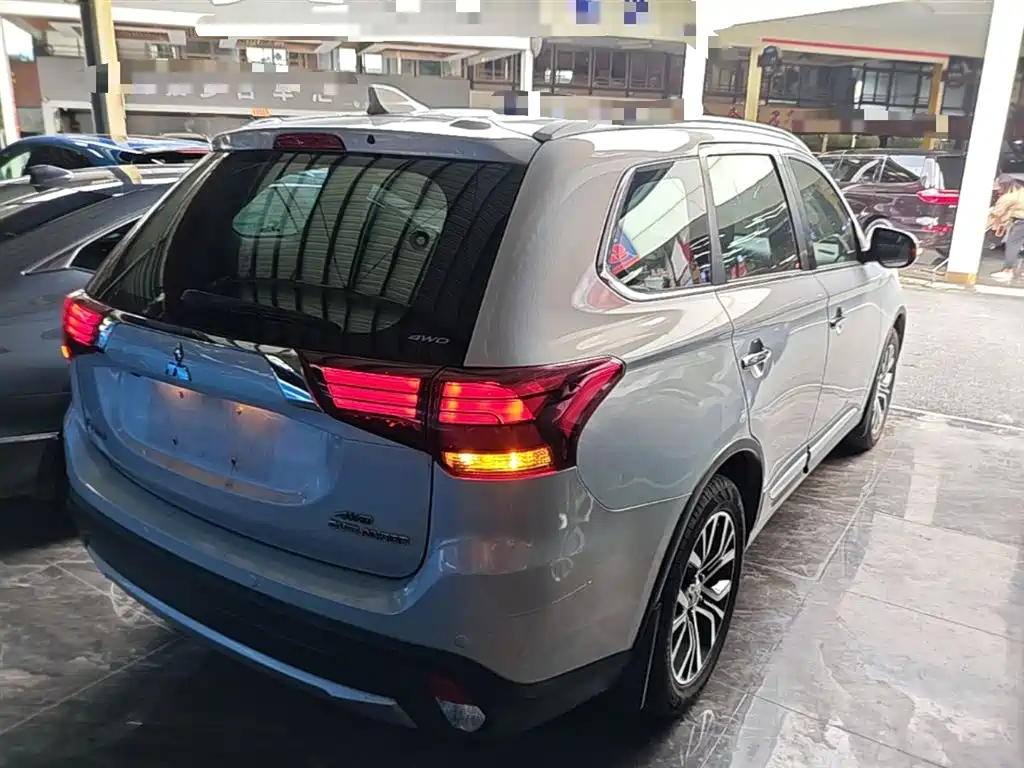 Mitsubishi Outlander 2018 — фото 7
