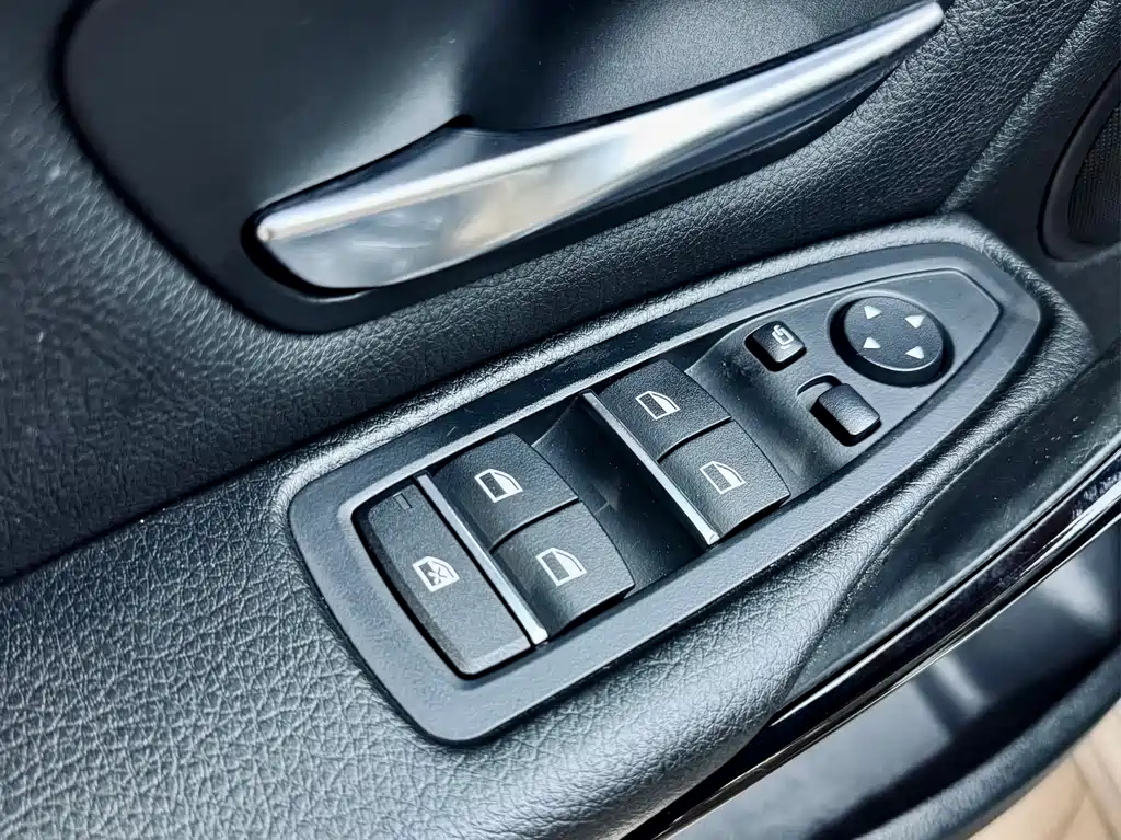 BMW 3 Series 2017 — фото 11