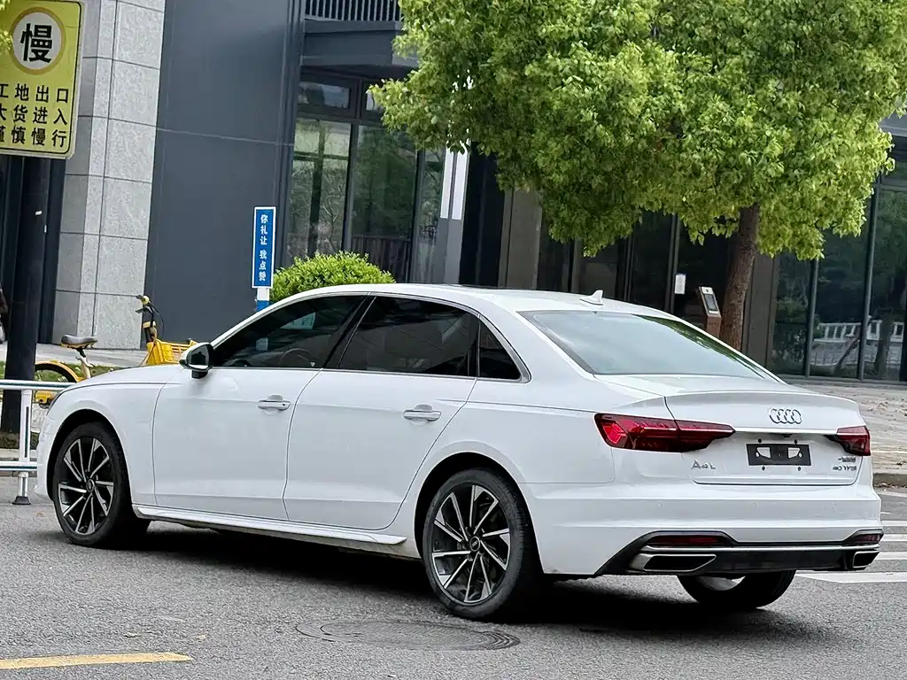 Audi A4L 2023 — фото 7