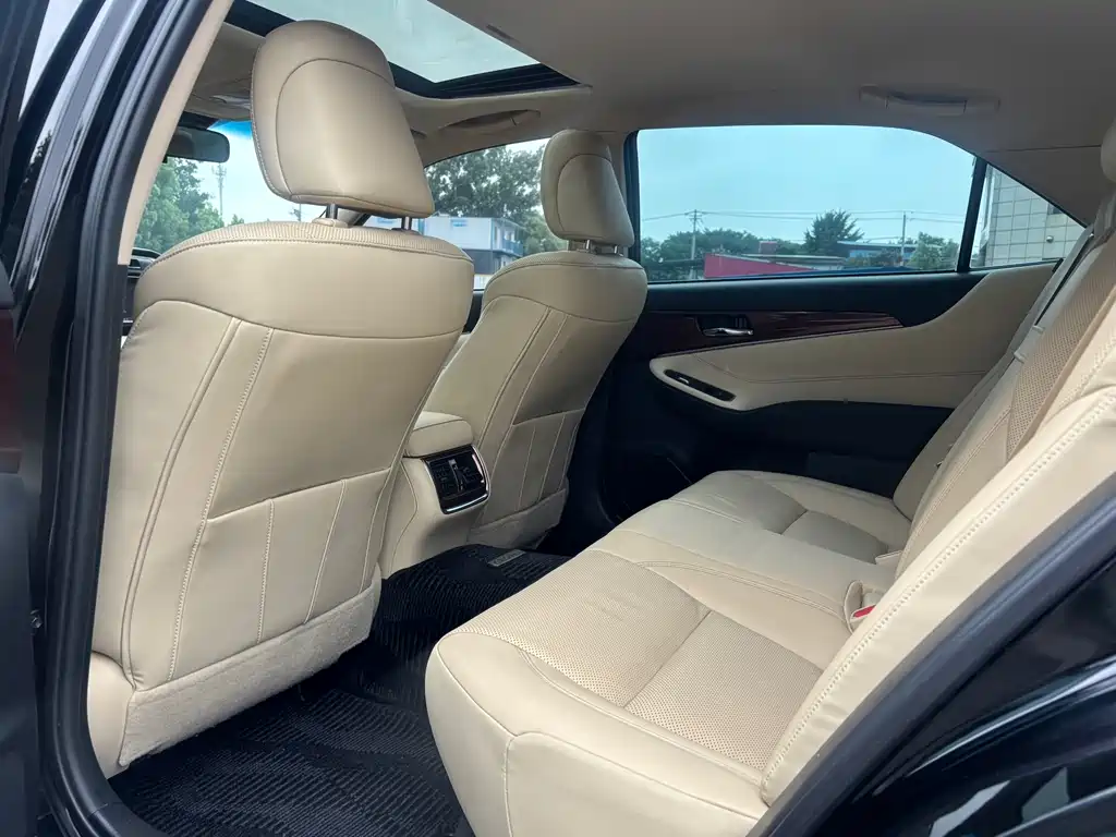 Toyota Crown 2016 — фото 13