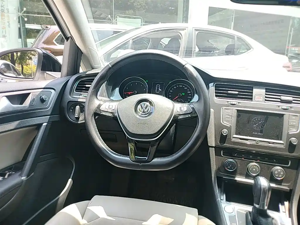 Volkswagen Golf 2017 — фото 11