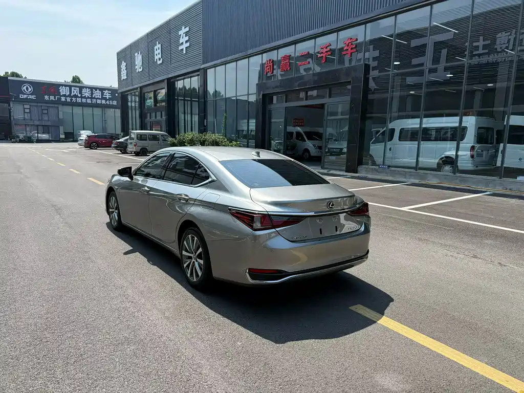Lexus ES 2021