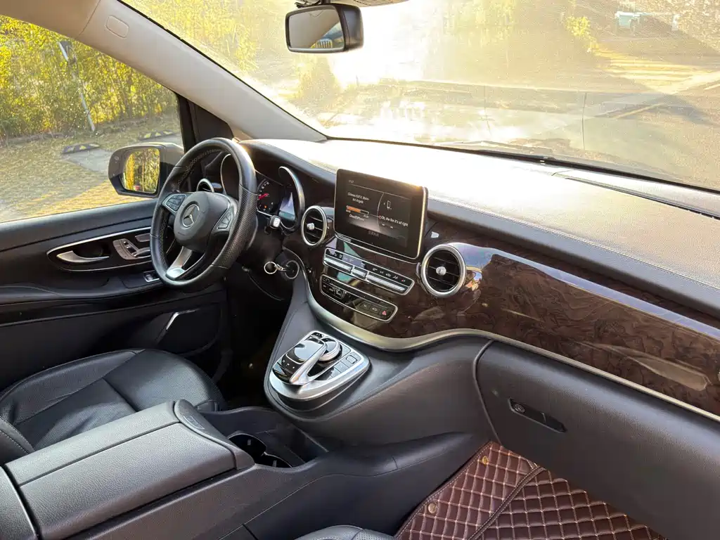 Mercedes-Benz V-Class 2018 — фото 14