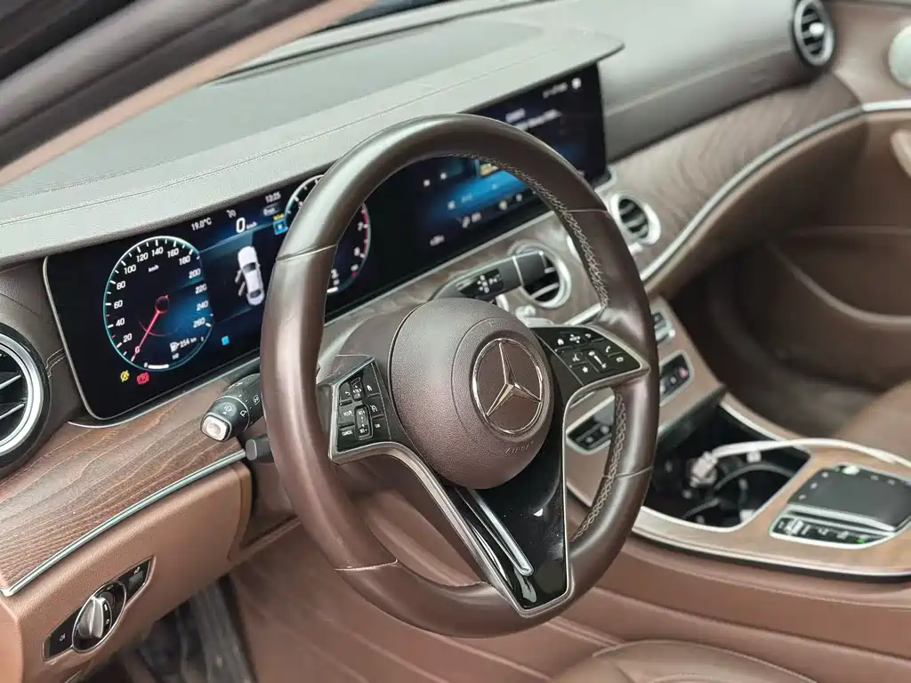 Mercedes-Benz E-Class 2023 — фото 9