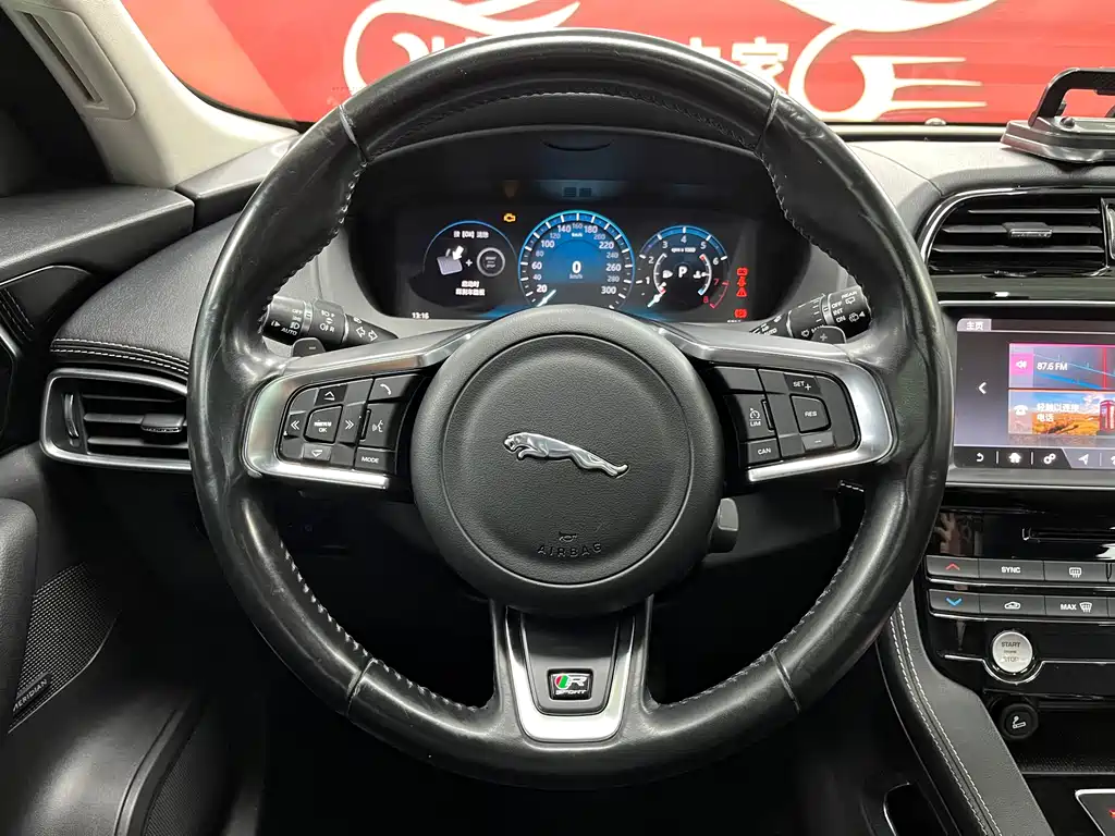 Jaguar F-PACE 2017 — фото 11