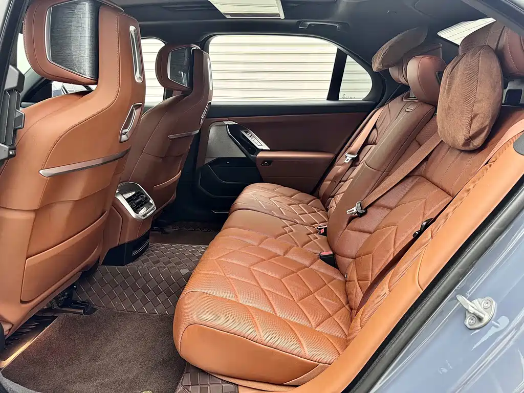 BMW i7 2023 — фото 11