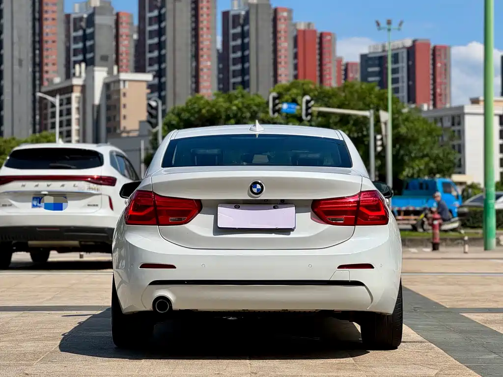 BMW 1 Series 2018 — фото 11