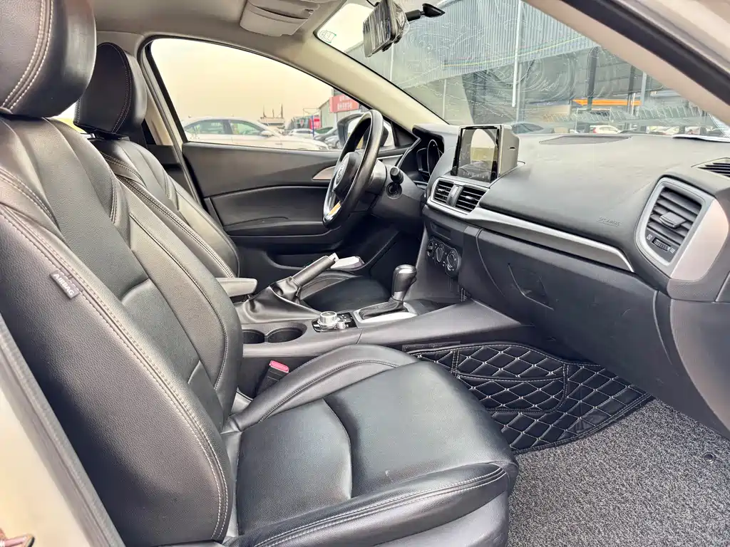 Mazda 3 Axela 2019 — фото 15