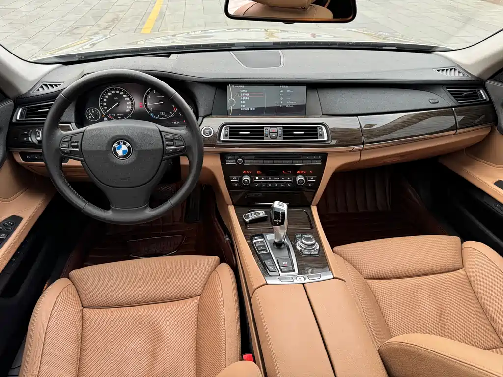 BMW 7 Series 2012 — фото 16