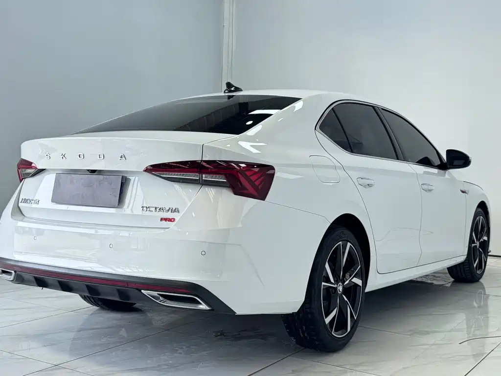 Skoda Octavia 2023 — фото 6
