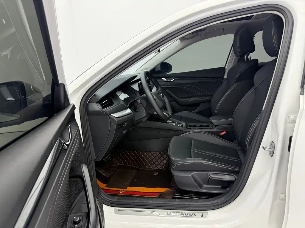 Skoda Octavia 2023 — фото 22