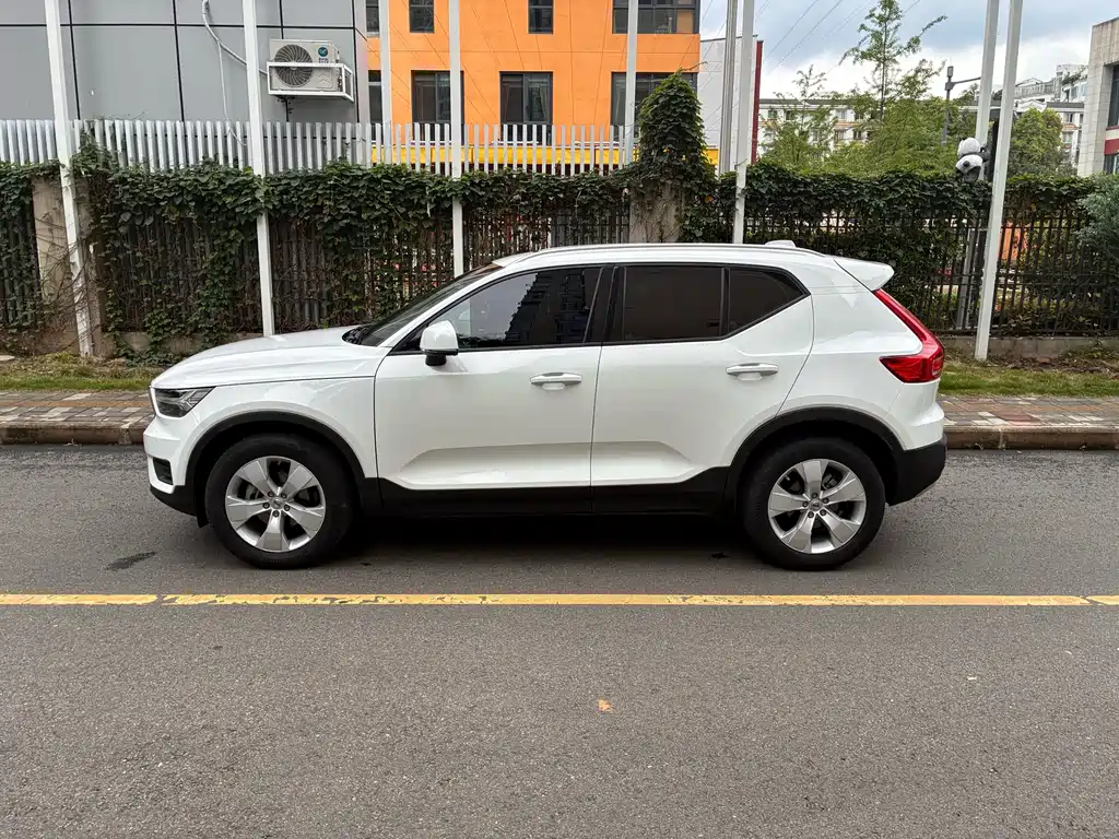 Volvo XC40 2021 — фото 4