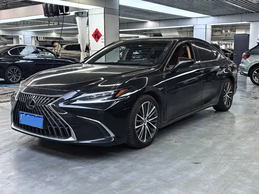 Lexus ES 2023 — фото 1