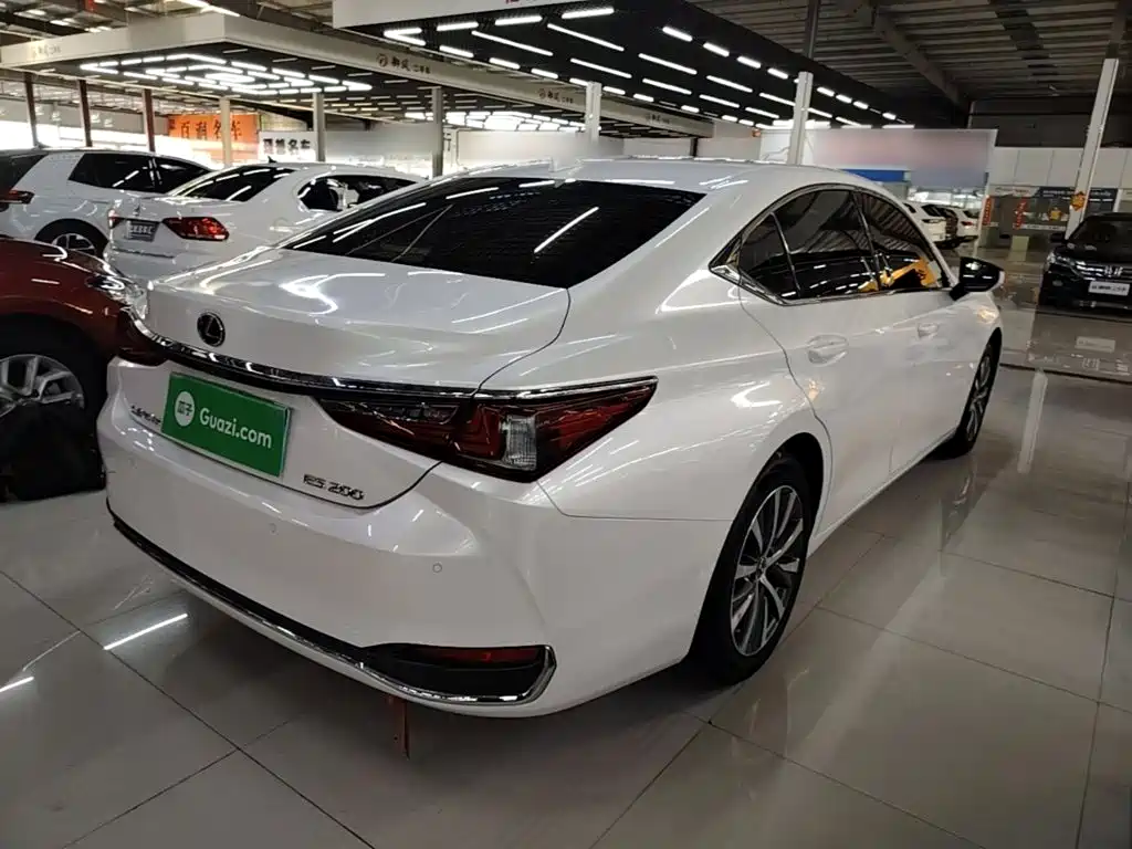 Lexus ES 2020