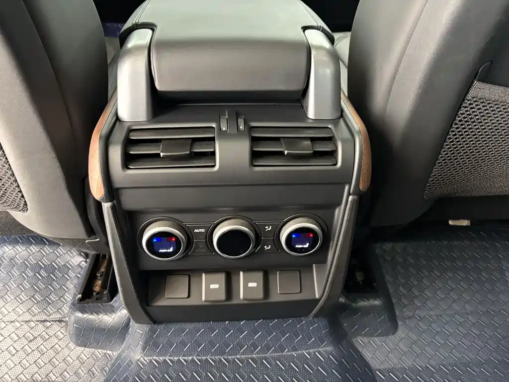 Land Rover Defender 2023 — фото 19