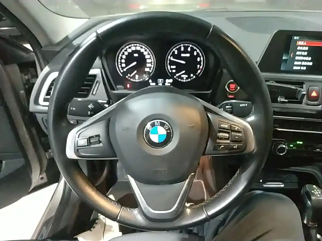 BMW 1 Series 2018 — фото 11