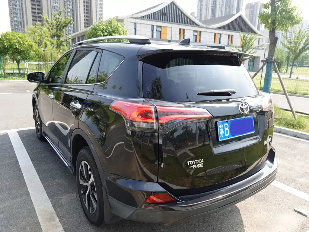 Toyota RAV4 2019 — фото 3
