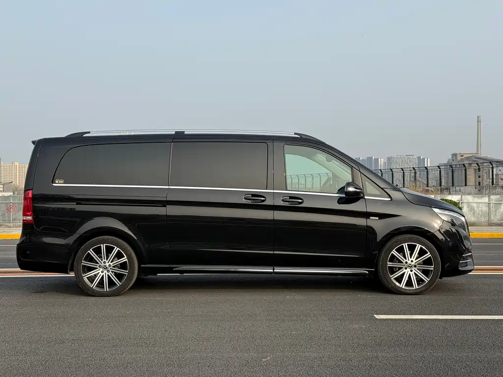 Mercedes-Benz V-Class 2023 — фото 4