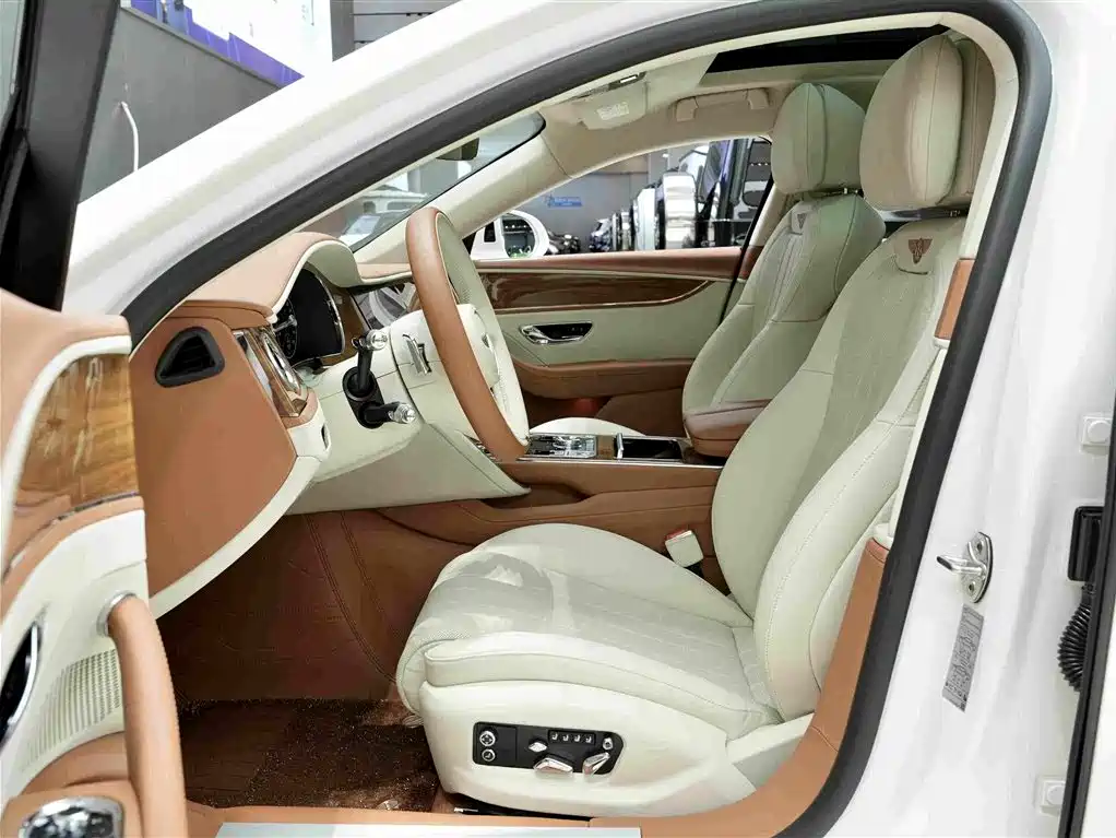 Bentley Flying Spur Plug-In Hybrid 2023 — фото 11