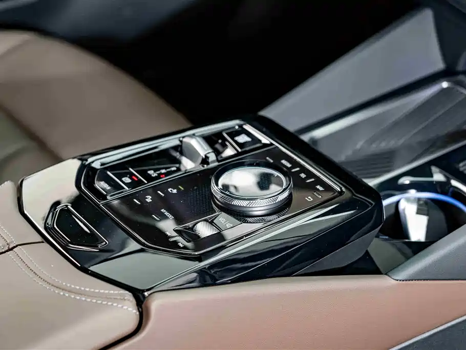 BMW 5 Series 2024 — фото 18