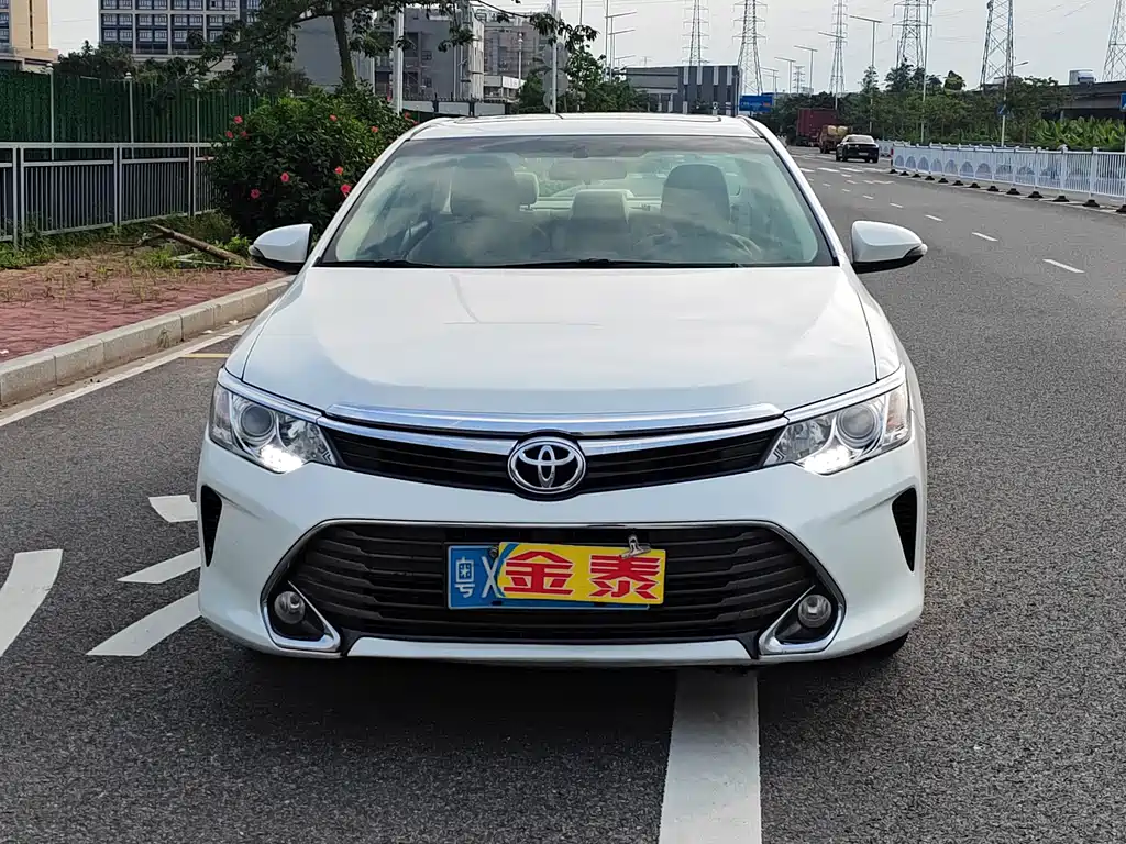 Toyota Camry 2015 — фото 1