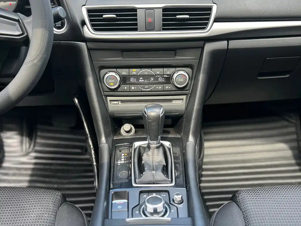 Mazda 3 Axela 2017 — фото 13