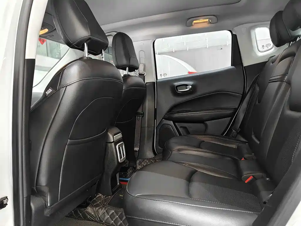 Jeep Compass 2017 — фото 14