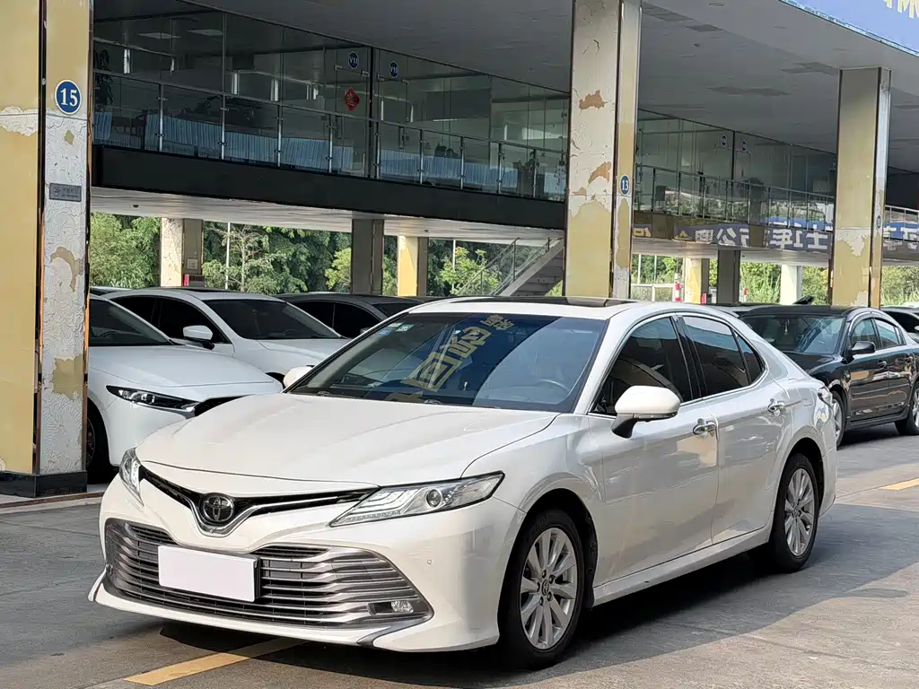 Toyota Camry 2018 — фото 1