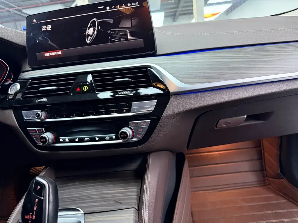 BMW 5 Series 2021 — фото 16