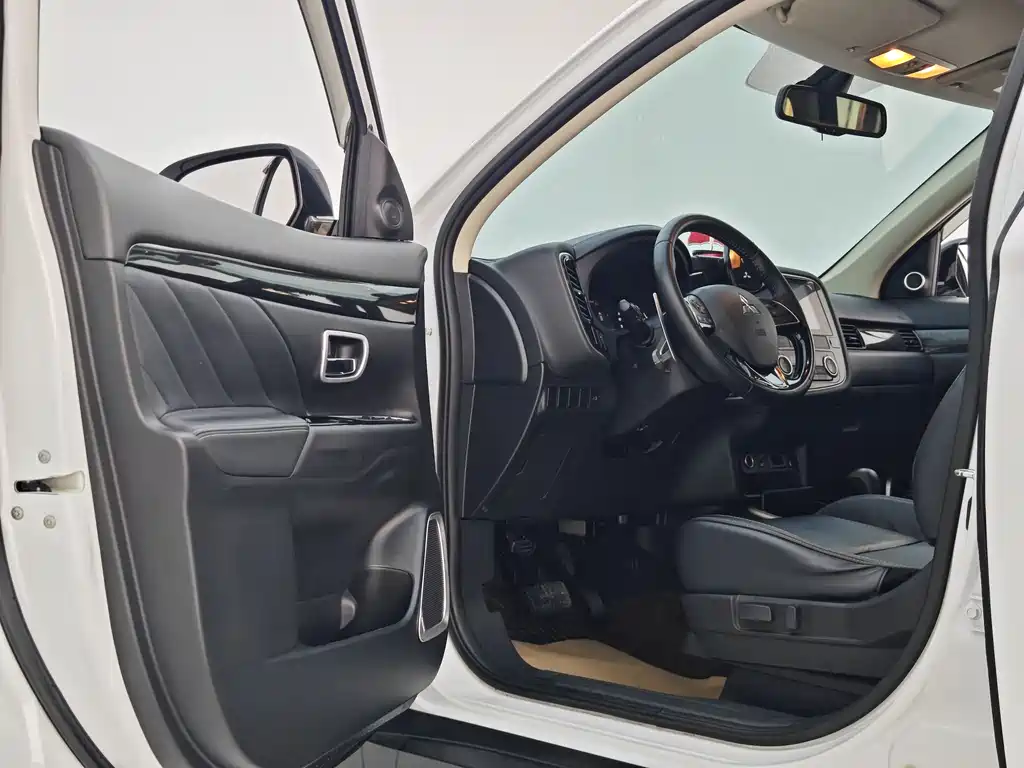 Mitsubishi Outlander 2020 — фото 24
