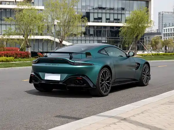 Aston Martin V8 Vantage 2022