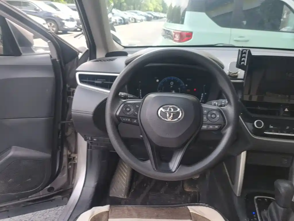 Toyota Corolla Cross 2023 — фото 11