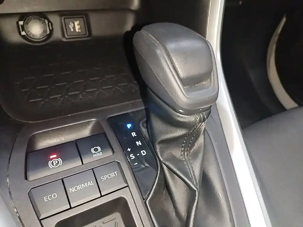 Toyota RAV4 2023 — фото 14