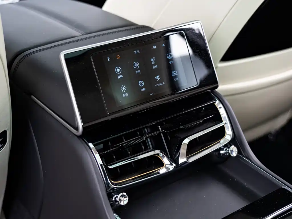 Bentley Flying Spur 2024 — фото 17