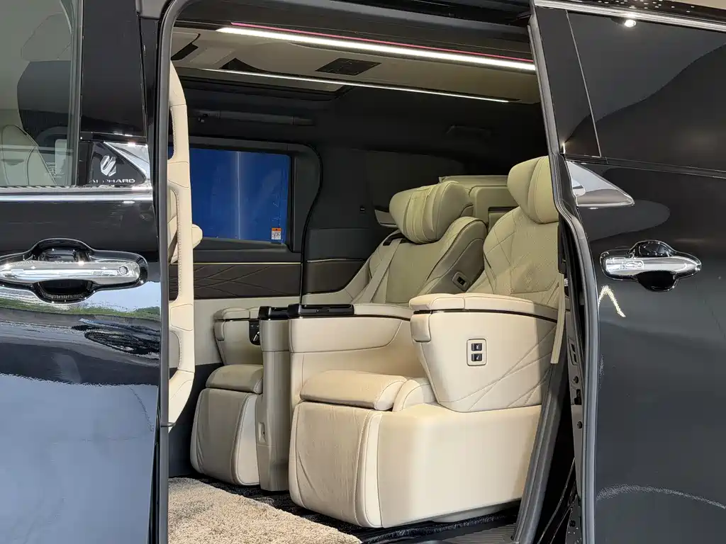 Toyota Alphard 2023 — фото 9
