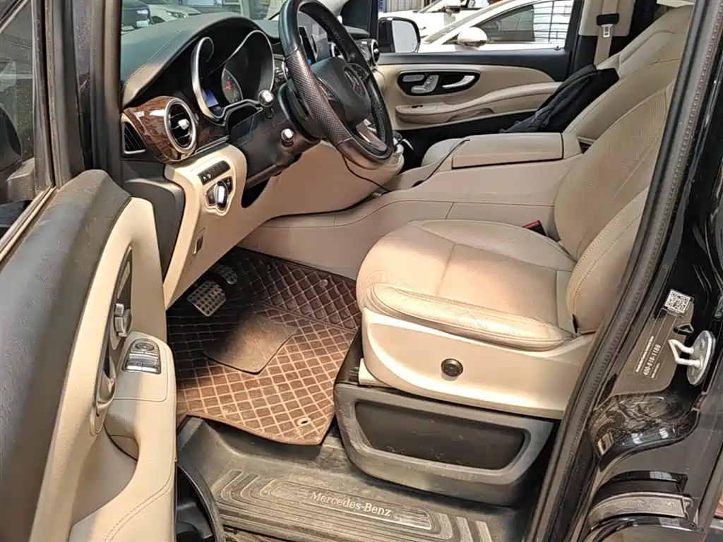 Mercedes-Benz V-Class 2019 — фото 16