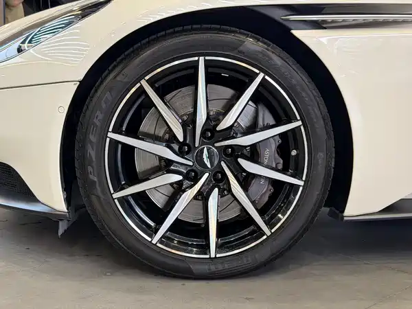 Aston Martin DB11 2020