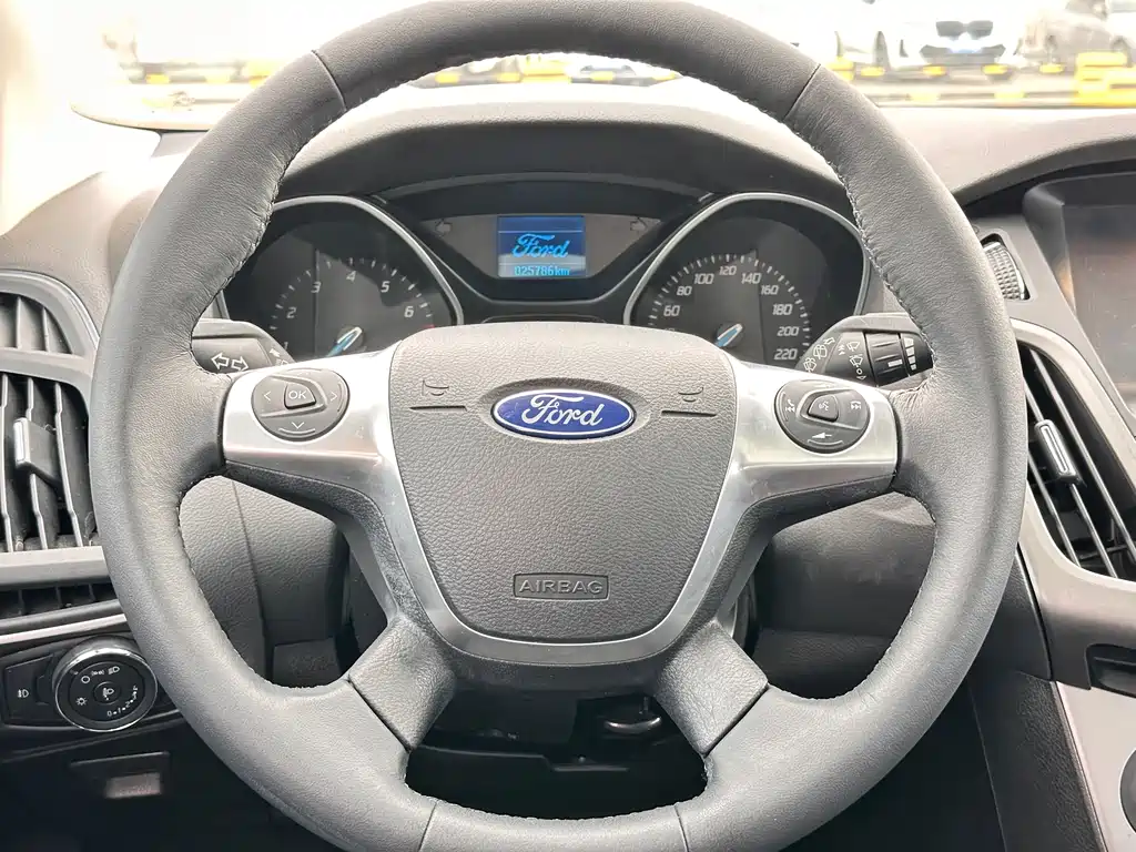 Ford Focus 2014 — фото 11