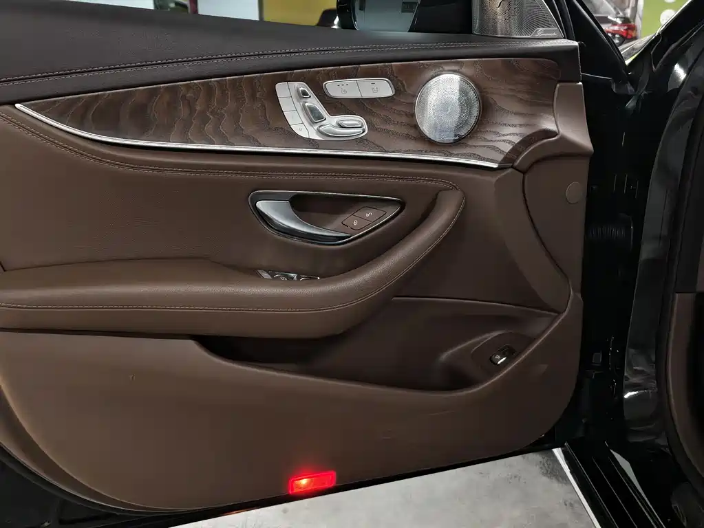 Mercedes-Benz E-Class 2023 — фото 18
