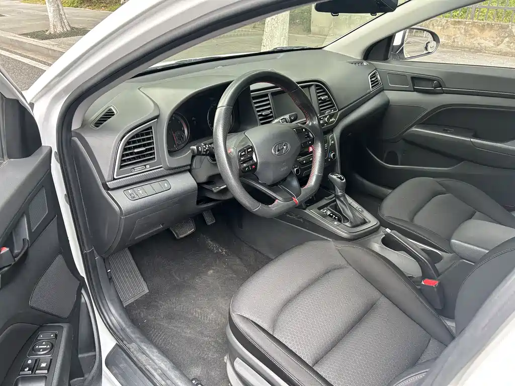 Hyundai Elantra 2019 — фото 10
