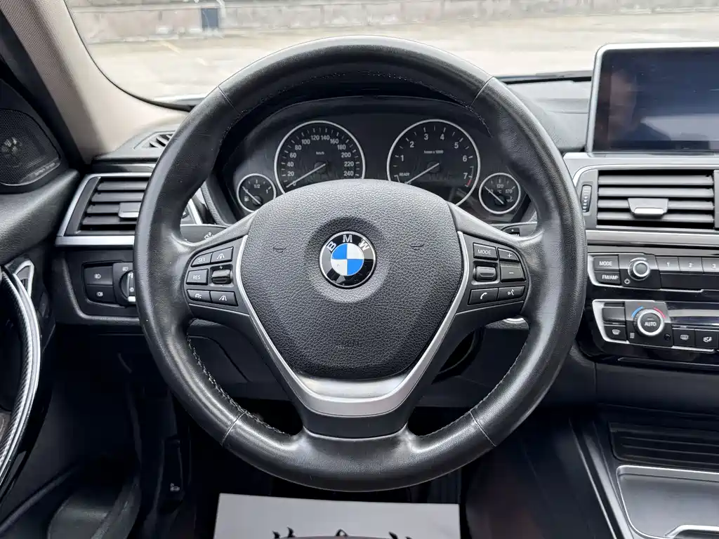 BMW 3 Series 2018 — фото 17