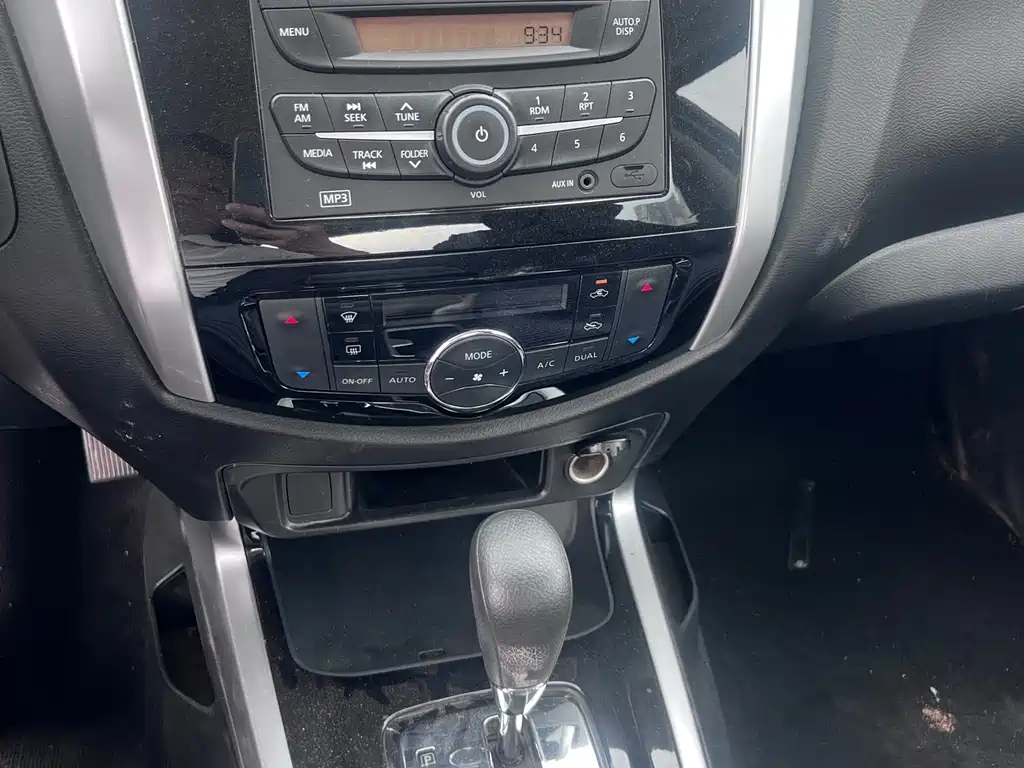 Nissan Navara 2018 — фото 13
