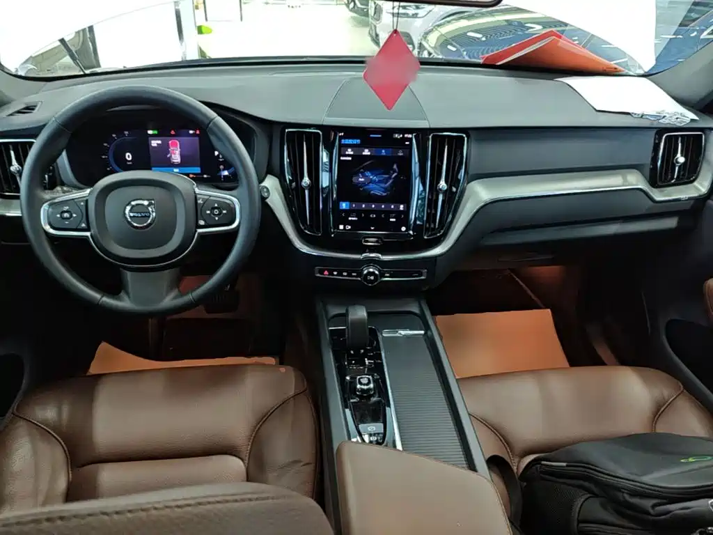 Volvo XC60 2023 — фото 10