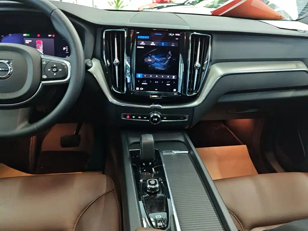 Volvo XC60 2023 — фото 13