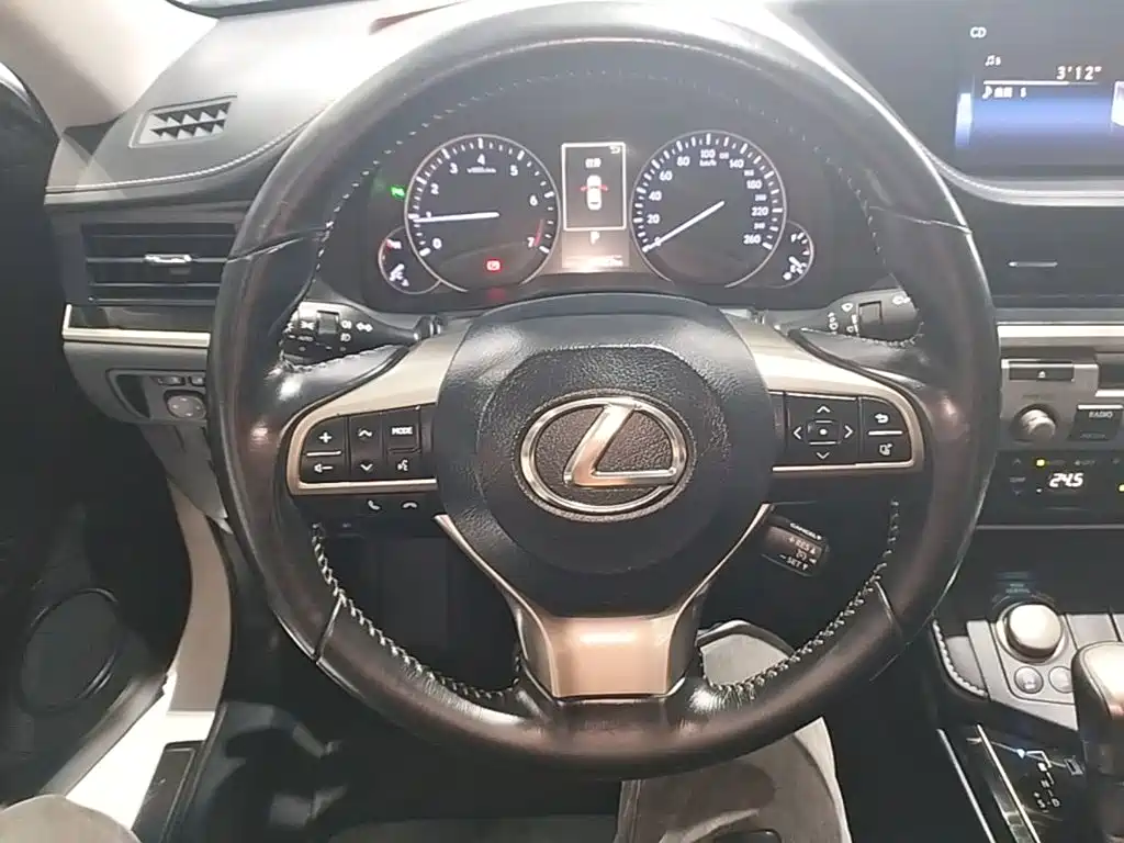 Lexus ES 2016 — фото 11